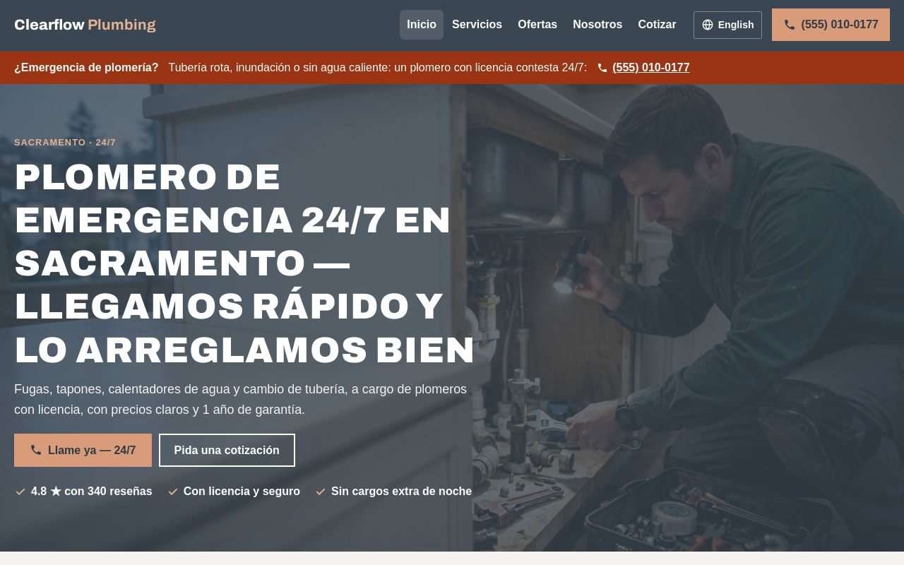 Página de inicio del ejemplo Clearflow Plumbing: encabezado oscuro, aviso de emergencias naranja y una foto a todo lo ancho de un plomero bajo un lavabo